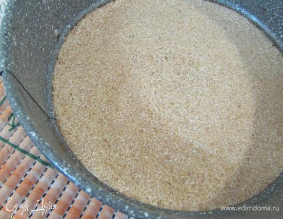 Выложить карамельную основу в форму для запекания (20 см) и разровнять.