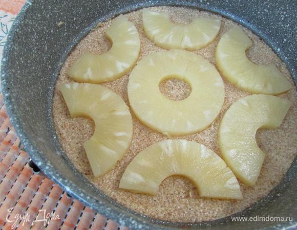 На карамельную основу, слегка вдавливая, выложить кружочки ананаса (у меня ушло 4 колечка).