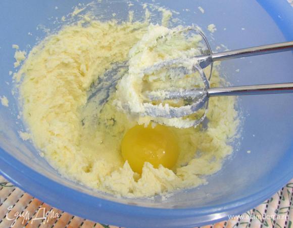 Затем по одному вбить яйца.