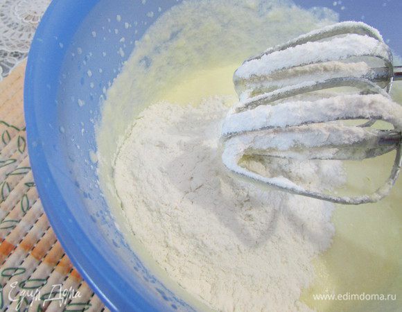 В масляную массу постепенно ввести мучную смесь. Тщательно перемешивая, чтобы не было комочков. Можно воспользоваться миксером.