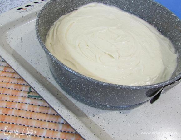 Форму отправить в разогретую духовку (190°С). Выпекать 45 минут до сухой лучины. У меня форма разъемная, поэтому поставила ее на противень, т. к. может вытекать сахар. Лучше печь этот пирог в цельной металлической форме. 