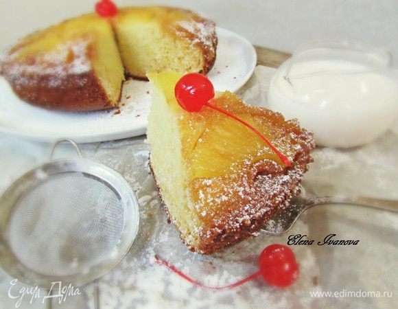 Готовый пирог извлечь из духовки. Дать полностью остыть. Аккуратно провести ножом вдоль стенок формы. А затем перевернуть на тарелку.