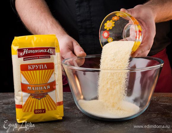 В миску насыпать манную крупу, сахар и ванильный сахар.