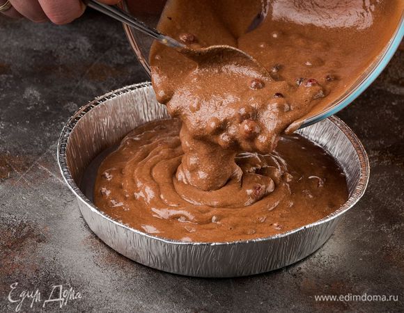 Перемешать и перелить в антипригарную форму для выпечки.