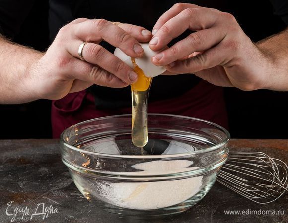 Яйцо взбить с сахаром, добавить ванильный сахар и разрыхлитель.