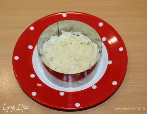 Вареный картофель очистить от кожуры, натереть на крупной терке в салатник или кулинарное кольцо.