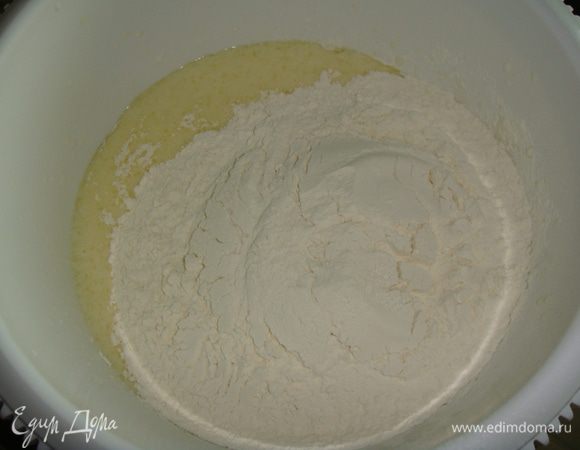 Всыпать 1,5 стакана сахара, 1 ч. л. ванильного сахара и просеянную соду с мукой. Взбить до однородного состояния.