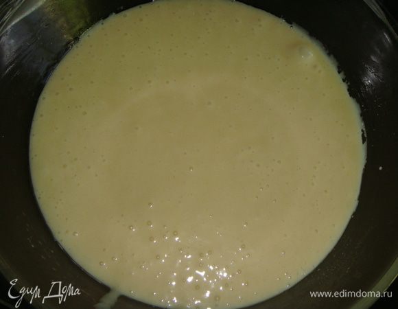 Дно формы для запекания застелить бумагой для выпечки, стенки формы смазать маслом. Вылить тесто в форму и поставить в разогретую до 180°С духовку на 40 — 50 минут. Готовность проверить зубочисткой.