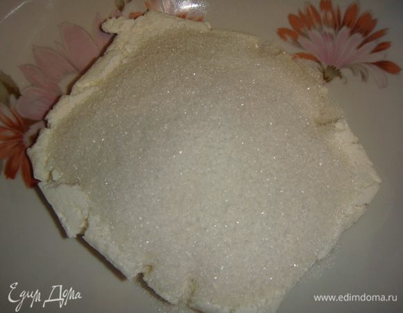 В творог добавить 1/2 стакана сахара, 1 ч. л. ванильного сахара, перетереть и отставить.