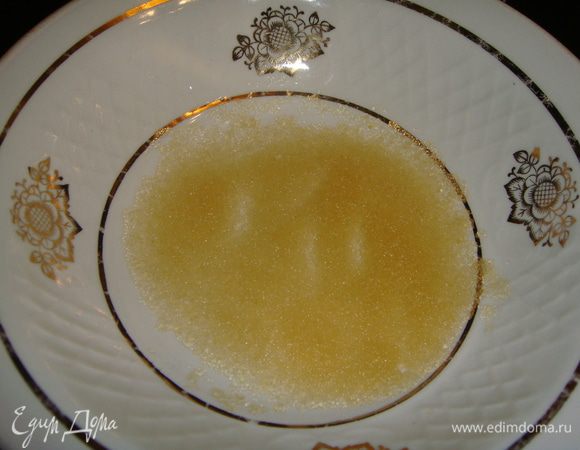 Желатин замочить в 2 ст. л. воды. Через 5 минут подогреть желатин на медленном огне или в микроволновке до растворения, но не кипятить.