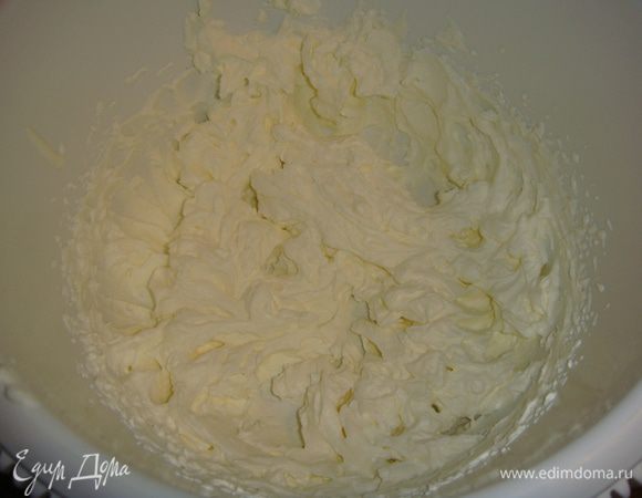 В охлажденную посуду для взбивания влить охлажденные сливки. Взбивать сливки до тех пор, пока они не станут густыми.