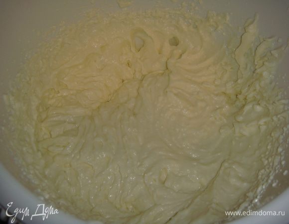 Добавить к сливкам творог с сахаром, влить тонкой струйкой желатин и взбивать 5 минут. Если желатин застыл, немного подогрейте его. Желатин остудить и влить в крем.