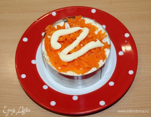 Затем идут мелко нарезанные яйца (смазываем слой майонезом), отваренная морковь, натертая на терке.