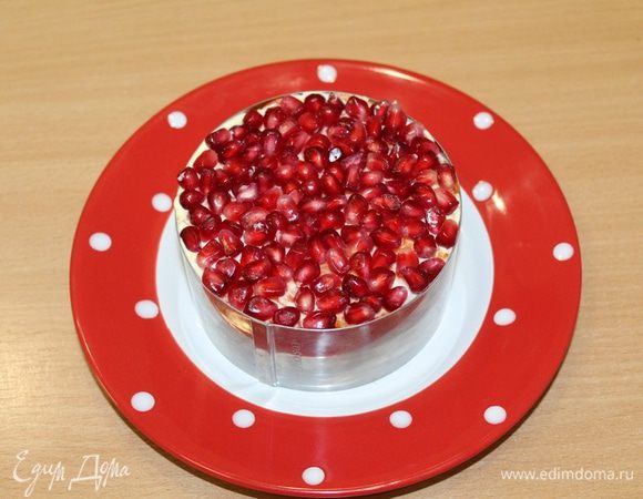 Заключительный слой — натертый сыр, майонез, гранатовые зерна.