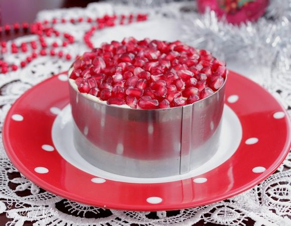 Хорошо уложить слои и аккуратно снять форму.