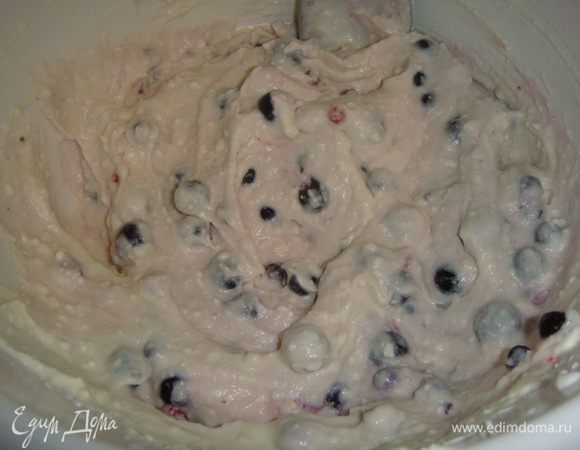 Отложить немного крема и смородины. Выложить оставшуюся смородину в крем и аккуратно перемешать, стараясь не раздавить ягоды.