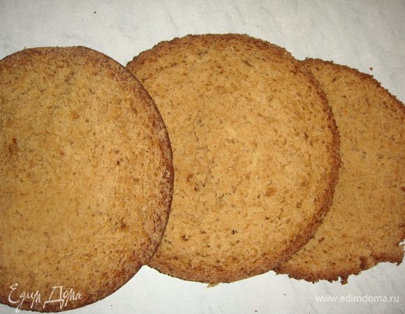 Остывший корж разрезать на 3 части.