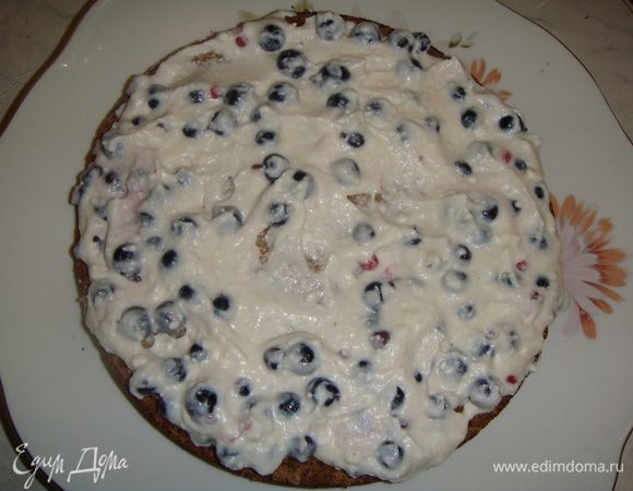 Коржи обильно смазать кремом.