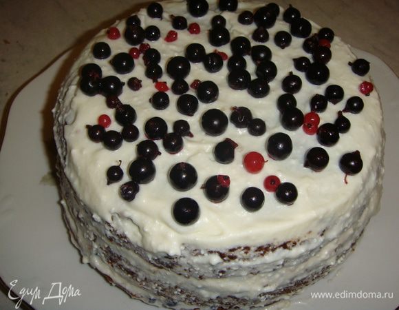 Верх и бока торта смазать оставшимся кремом (без ягод) и сверху выложить смородину. Торт убрать в холодильник на пару часов.