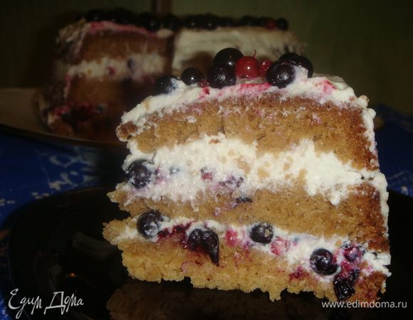 Ягодный торт на кефире в разрезе. Приятного чаепития !