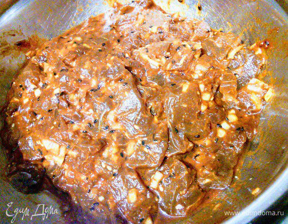 Тунца разморозить, нарезать соломкой, замариновать на несколько часов.  Для маринада мелко порубить лук, имбирь и чеснок и смешать с остальными ингредиентами маринада. Добавить семена кунжута (у меня белый и черный). 