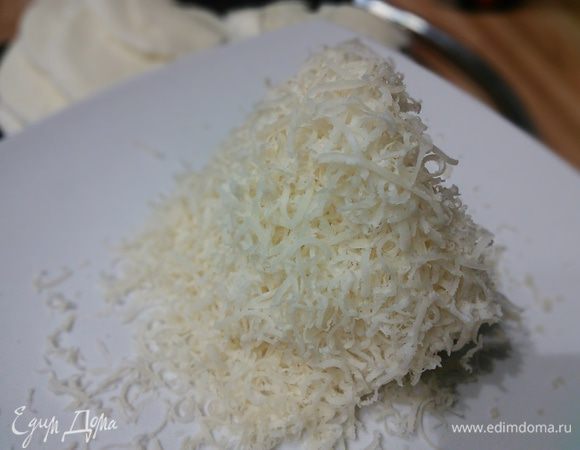 Форму для запекания смазать маслом. Сыр (у меня грано падано) натереть на крупной терке, моцареллу порезать тонкими кружочками. 