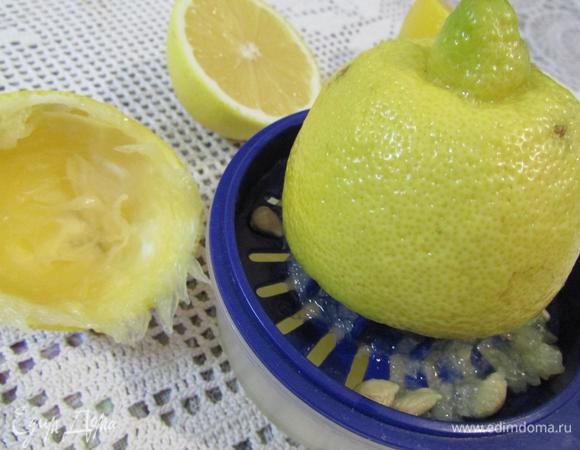 Подготовить маринад. С помощью соковыжималки выдавить сок из двух лимонов.