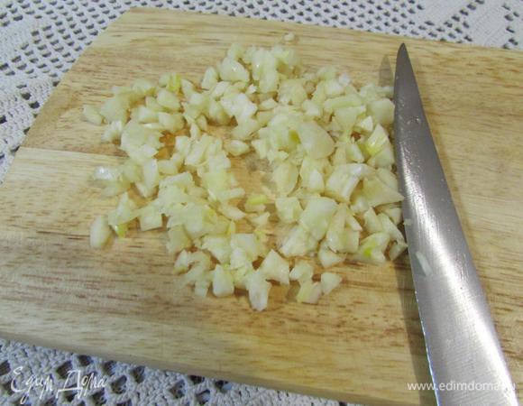 Чеснок почистить и мелко нарубить.