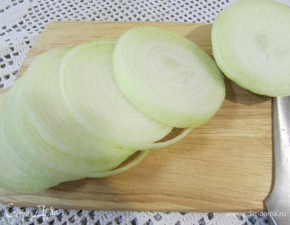 Этим временем почистить репчатый лук. Нарезать кольцами.