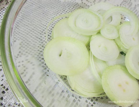 Лук выложить на дно формы, в которой будет запекаться цыпленок.