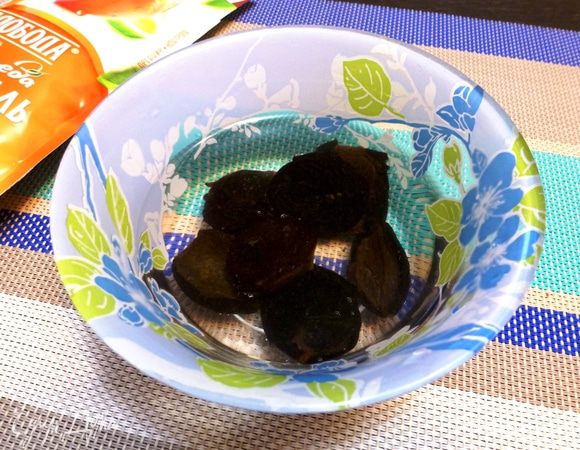 Чернослив хорошо помыть и залить горячей водой на 10 минут, чтобы он стал помягче.