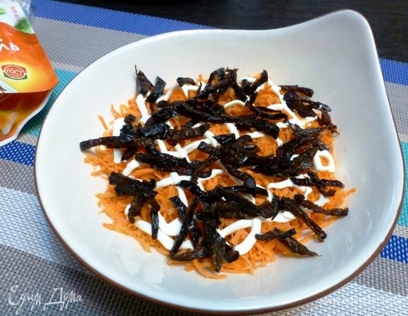 Чернослив промокнем бумажным полотенцем от влаги и нарежем соломкой. Это следующий слой.