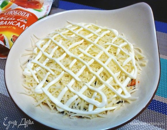 Трем сыр на мелкой терке и наносим сеточку майонеза ТМ «Слобода».
