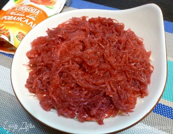 Последний слой — это слой вареной свеклы, натертой на мелкой терке.