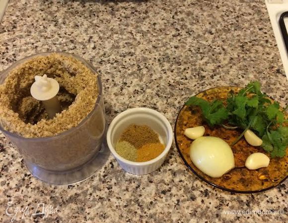 Орехи измельчить в блендере.