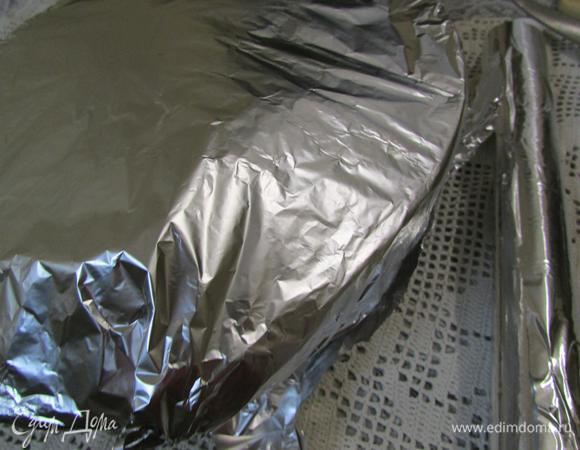 Накрыть цыпленка фольгой и отправить в разогретую духовку (180°С). Запекать примерно 1 час 15 минут. Затем открыть духовку, снять фольгу, влить бульон. Включить функцию гриль и продолжить запекать еще 35 минут.  