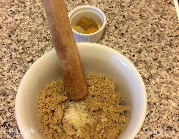 Чеснок выдавить через пресс. Орехи, соль, чеснок хорошо растереть в ступке.