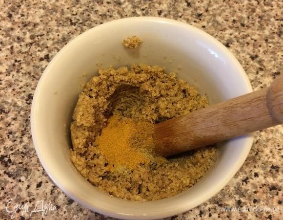 Добавить специи, уксус и растереть.