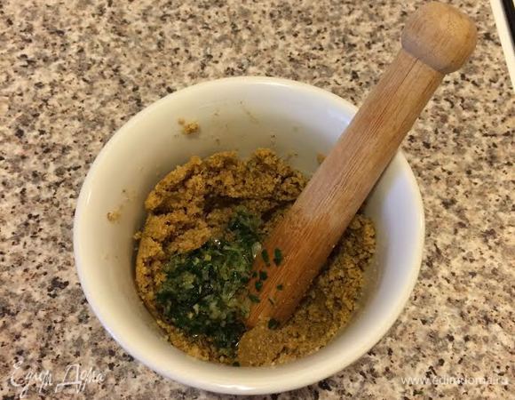 Затем добавить лук с кинзой и еще раз хорошо перетереть.