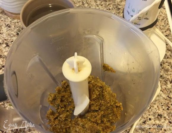 Массу переложить в блендер и начать постепенно добавлять теплую воду, после каждого раза хорошо взбивая.