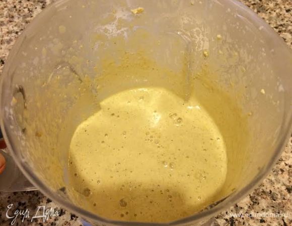 Мы должны добиться нежной, бархатной консистенции. Соус должен выглядеть как негустая сметана. Раньше хозяйки делали это все вручную, но руками мы никогда не сможем добиться такой бархатной консистенции. Так же многие перед тем как добавлять воду, выжимают масло из ореха, переливают его в рюмку, а затем уже готовый соус поливают этим маслом, но я не люблю, когда сверху плавает жир и так никогда не делаю.