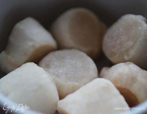 Морские гребешки разморозить. Желательно это сделать на верхней полке холодильника в течение 1,5 — 2 часов. Лишнюю воду слить.