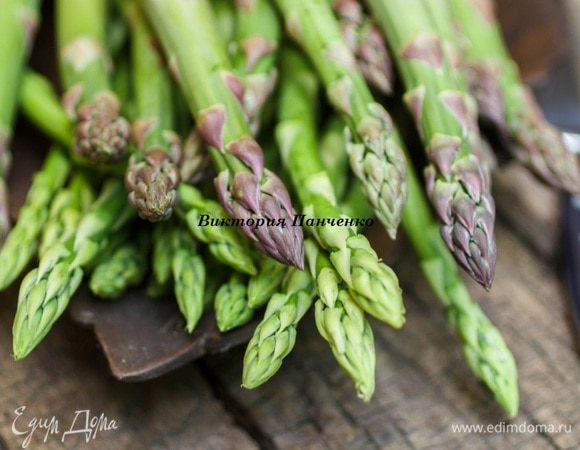 У спаржи обрезать жесткие концы и приготовить таким же способом, как и горошек.