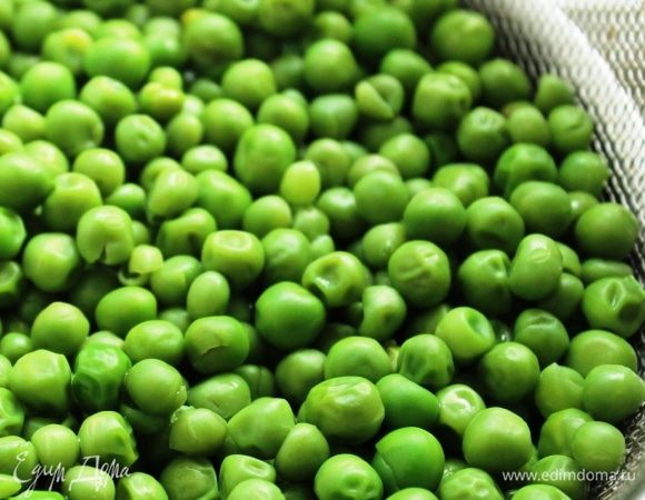 Зеленый горошек поместить в сито и сварить на пару в течение 5 минут. Затем обдать ледяной водой и дать стечь. Это позволит сохранить ярко-зеленый цвет гороха.
Таким же образом приготовить и спаржу.