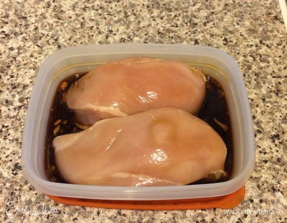 Куриные грудки залить соком лимона и соевым соусом. Отправить в холодильник на 3 — 4 часа.