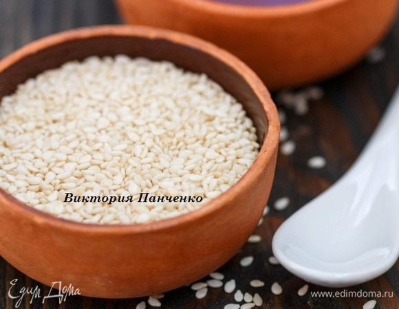 В небольшую чашку насыпать кунжут. Разогреть сковороду, налить масло. Каждый гребешок обмакнуть в кунжут и обжарить по 30 секунд каждую сторону. Готовые гребешки приправить солью и свежемолотым перцем, сбрызнуть лимонным соком.