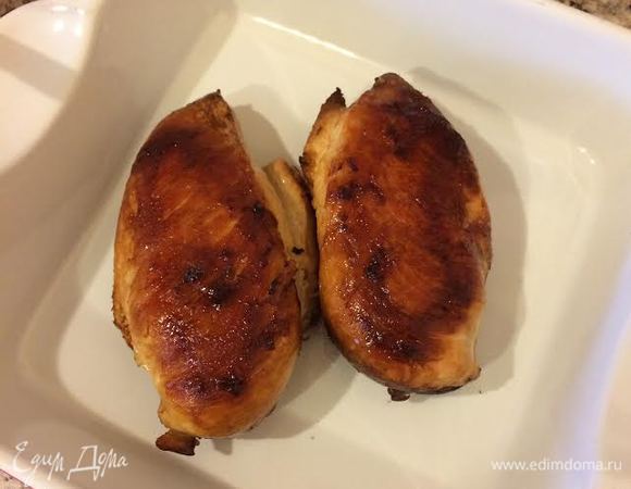 Грудки пожарить до готовности, переложить на блюдо, накрыть фольгой и дать слегка остыть.