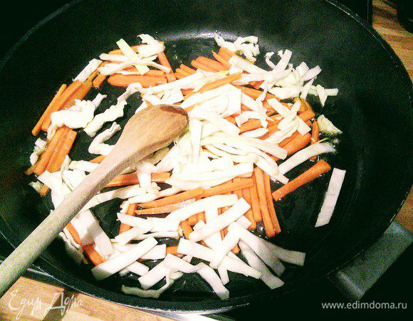 В воке разогреть кунжутное масло Biolio, обжарить капусту, морковь.