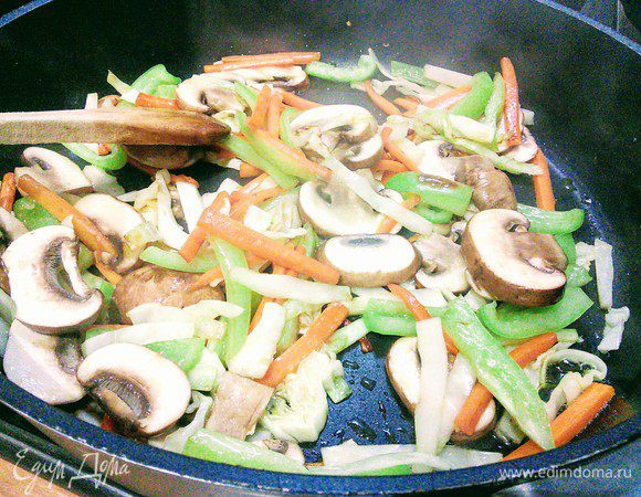 Грибы, перец.