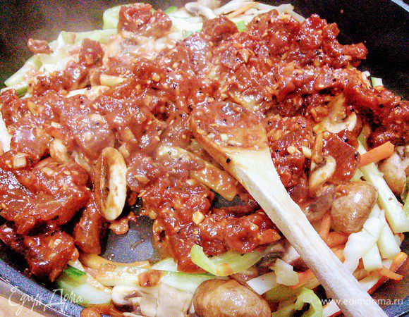 Добавить мясо тунца вместе с маринадом. Тунец готовится очень быстро, поэтому 5 — 8 минут при частом помешивании будет вполне достаточно. Если вам покажется, что мало соуса, размешайте чуть кукурузного крахмала в половине стакана воды и загустите соус. 